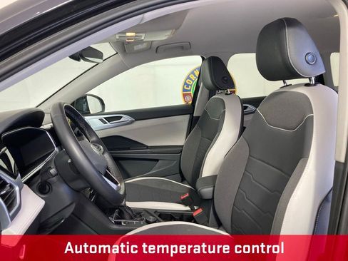 Used 2025 Volkswagen Taos SE AWD/4WD image 11