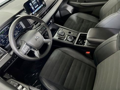 Used 2024 Mitsubishi Outlander SE image 22