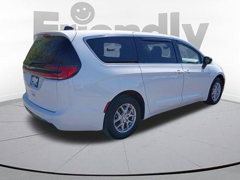 Used 2024 Chrysler Pacifica Touring-L FWD image 5