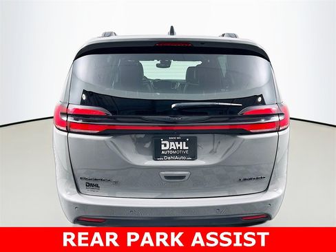 Used 2025 Chrysler Pacifica Limited image 11