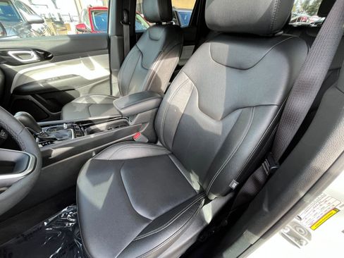 Used 2025 Jeep Compass Limited image 37