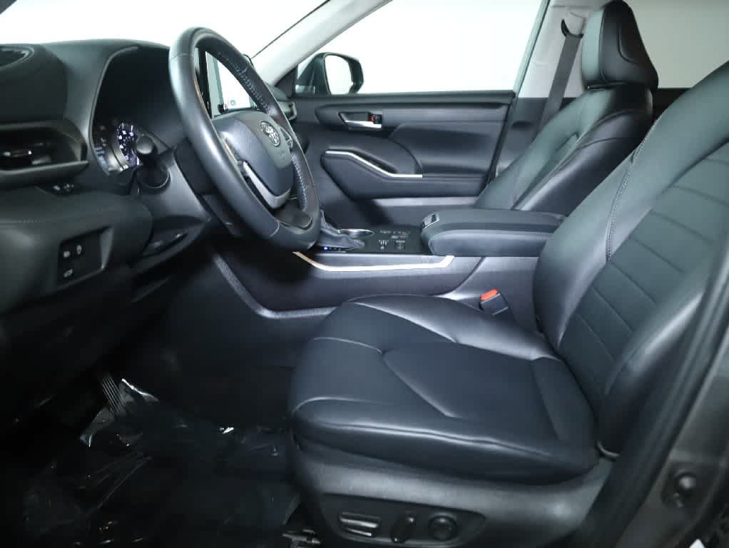 Used 2024 Toyota Highlander XLE AWD/4WD image 22