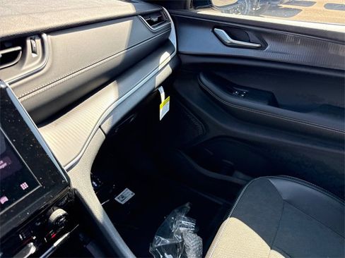 New 2025 Jeep Grand Cherokee Altitude image 25