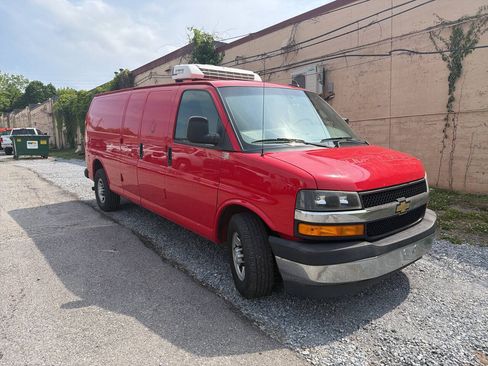 Used 2018 Chevrolet Express 3500 Extended w/ Driver Convenience Package RWD image 4