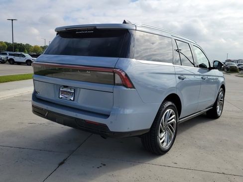 New 2025 Lincoln Navigator Reserve image 3