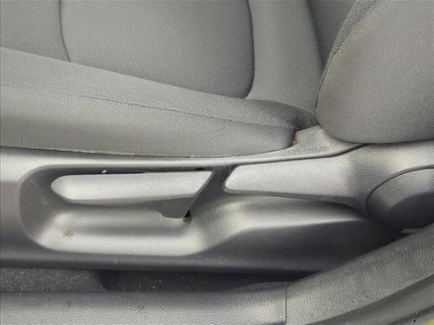 Used 2022 Toyota Corolla LE image 12