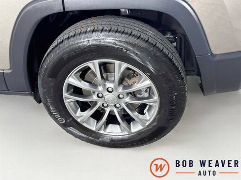 Used 2020 Jeep Cherokee Latitude Plus w/ Comfort/Convenience Group AWD/4WD image 37
