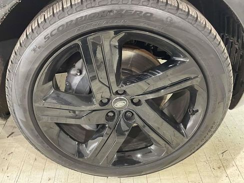 Used 2025 Land Rover Discovery Dynamic SE image 16