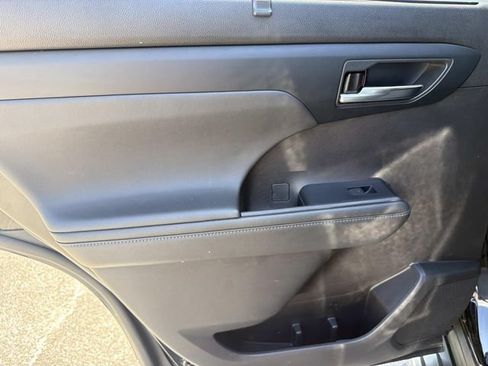 Used 2022 Toyota Highlander XLE FWD image 23