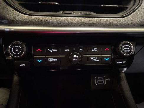 Used 2024 Jeep Compass Latitude w/ Convenience Group image 17