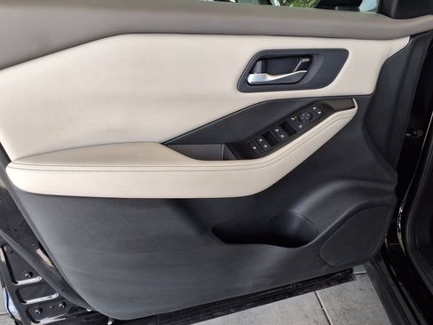 Used 2025 Nissan Rogue SV FWD image 22