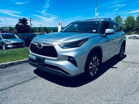 Used 2022 Toyota Highlander XLE AWD/4WD image 1