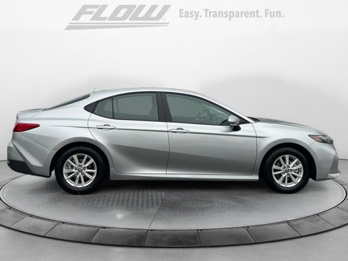 Used 2025 Toyota Camry LE image 9
