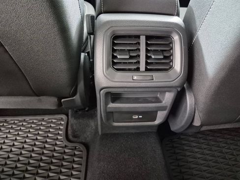 Used 2023 Volkswagen Taos SE w/ Panoramic Sunroof Package FWD image 23