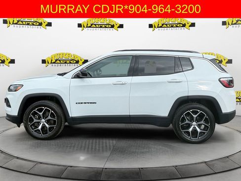 Used 2024 Jeep Compass Latitude image 2