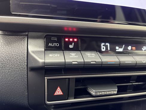 Used 2025 Toyota Camry XLE image 23