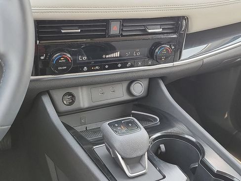 Used 2025 Nissan Rogue SL AWD/4WD image 17