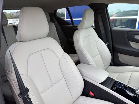 Used 2025 Volvo XC40 B5 Ultra AWD/4WD image 26