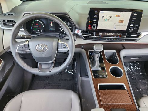 Used 2023 Toyota Sienna XLE FWD image 26