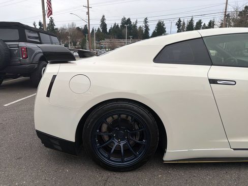 Used 2013 Nissan GT-R Premium image 12