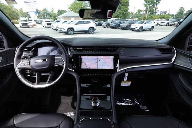 New 2027 Jeep Grand Cherokee Limited RWD image 32