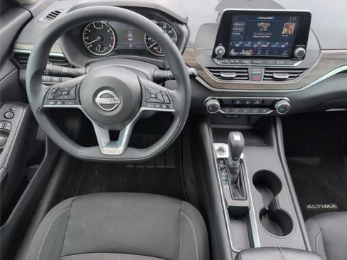 Used 2025 Nissan Altima 2.5 SV FWD image 27