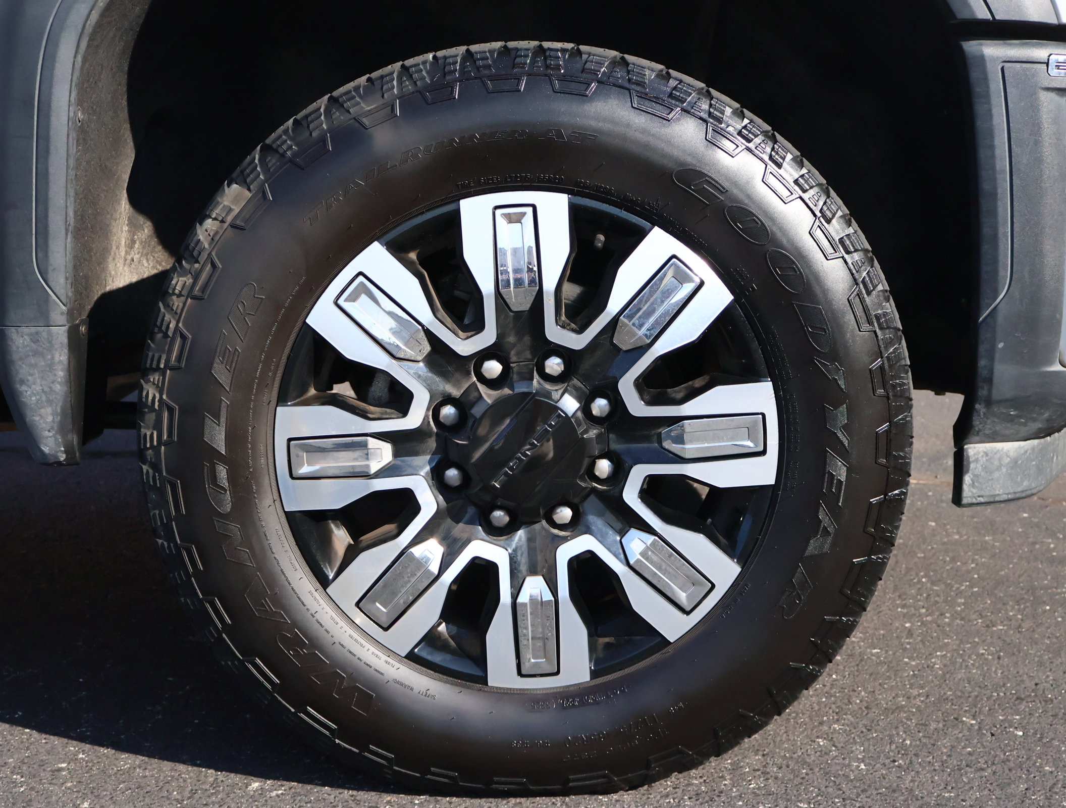 Used 2025 GMC Sierra 2500 Denali w/ Denali Reserve Package AWD/4WD image 30