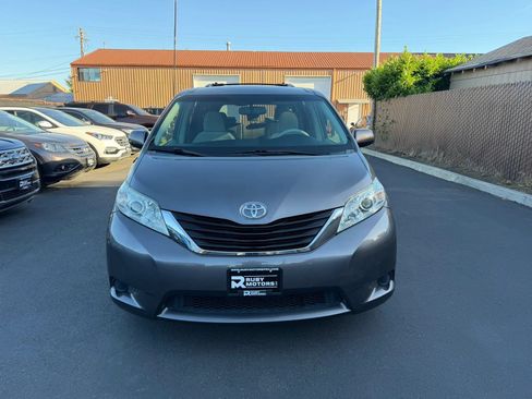 Used 2013 Toyota Sienna LE w/ Towing Pkg AWD/4WD image 2
