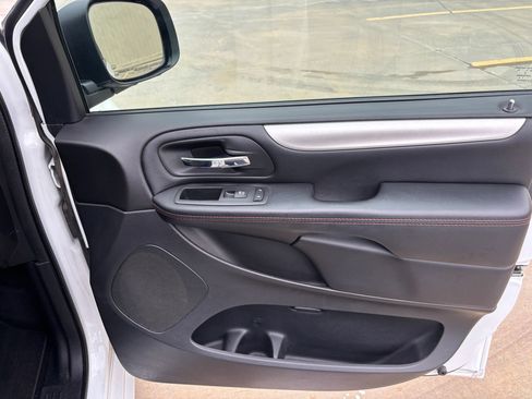 Used 2019 Dodge Grand Caravan GT FWD image 28