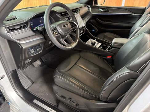 Used 2023 Jeep Grand Cherokee Overland AWD/4WD image 2