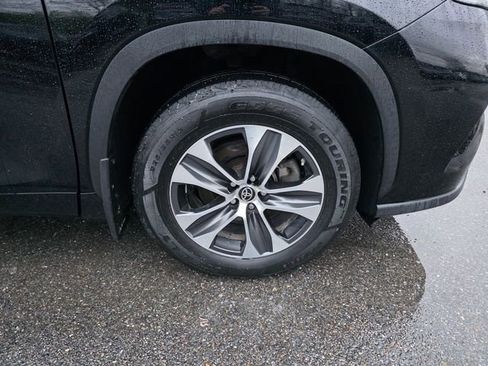 Used 2021 Toyota Highlander XLE AWD/4WD image 13