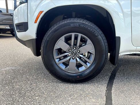 Used 2025 Nissan Frontier SV image 7