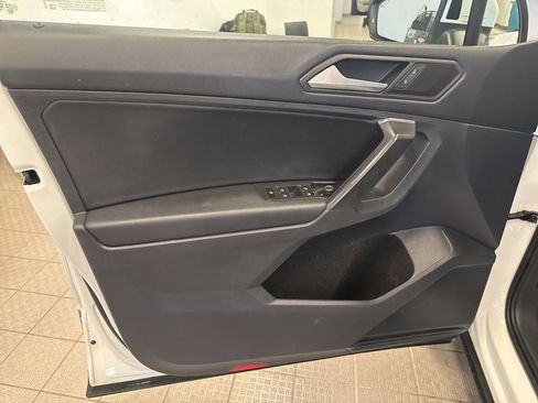 Used 2021 Volkswagen Tiguan SE w/ Panoramic Sunroof Package image 20