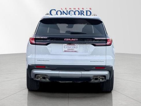 Used 2026 GMC Acadia Elevation w/ Elevation Premium Package FWD image 5