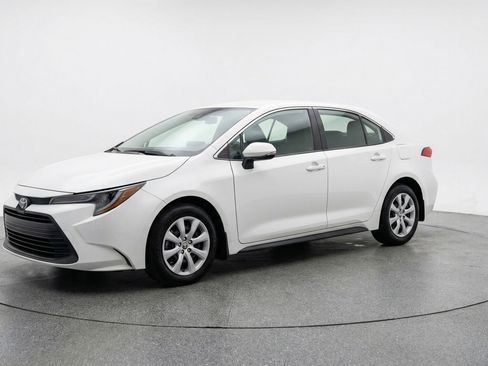 Used 2025 Toyota Corolla LE image 3
