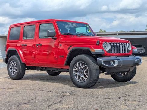 Used 2025 Jeep Wrangler Unlimited Sahara AWD/4WD image 2