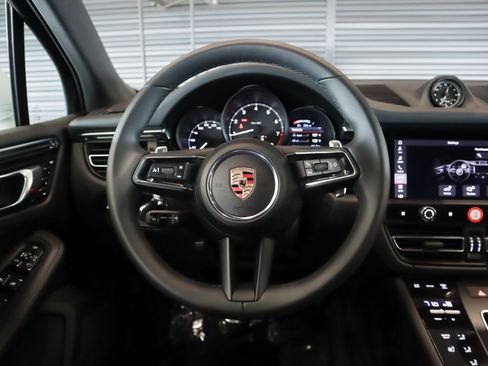 Certified 2025 Porsche Macan image 13
