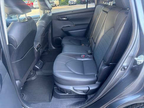 Used 2021 Toyota Highlander XLE AWD/4WD image 32