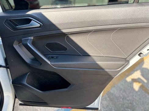 Used 2022 Volkswagen Tiguan SE R-Line image 15