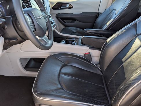 Used 2024 Chrysler Pacifica Limited image 13