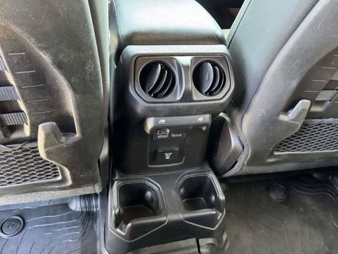 Used 2019 Jeep Wrangler Unlimited Rubicon w/ Cold Weather Group AWD/4WD image 21