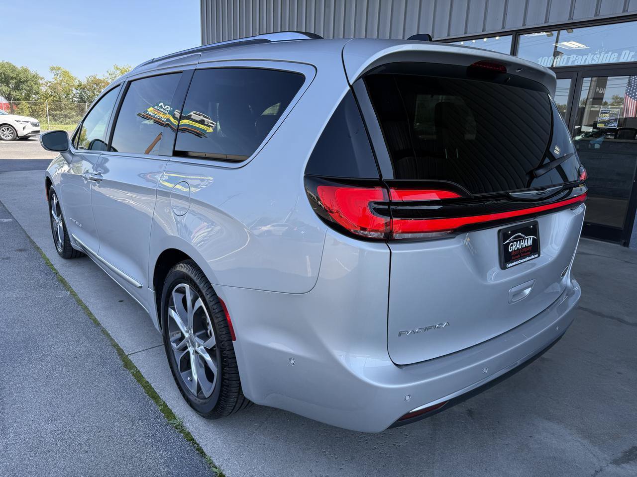 Used 2024 Chrysler Pacifica Pinnacle FWD image 7