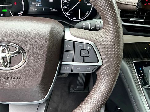 Used 2024 Toyota Sienna Platinum image 24