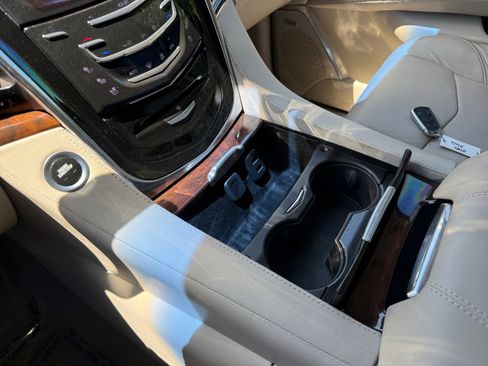 Used 2017 Cadillac Escalade Luxury AWD/4WD image 13