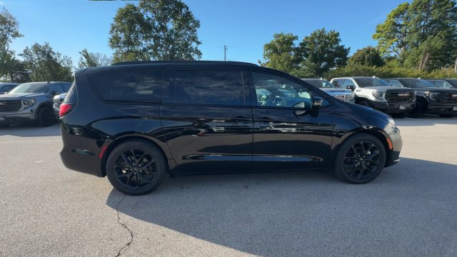Used 2025 Chrysler Pacifica Limited FWD image 2