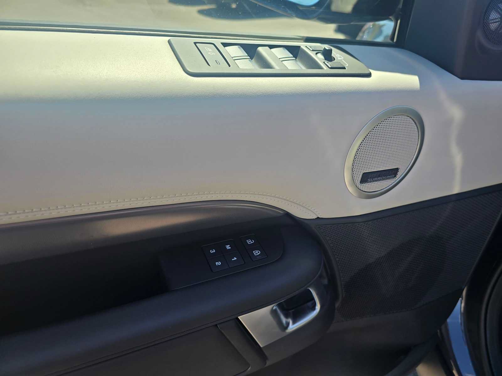 Used 2025 Land Rover Discovery Metropolitan Edition AWD/4WD image 21