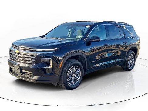 Used 2025 Chevrolet Traverse LT image 2