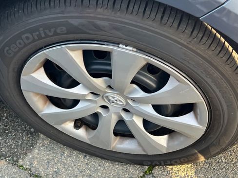 Used 2021 Toyota Corolla LE image 12