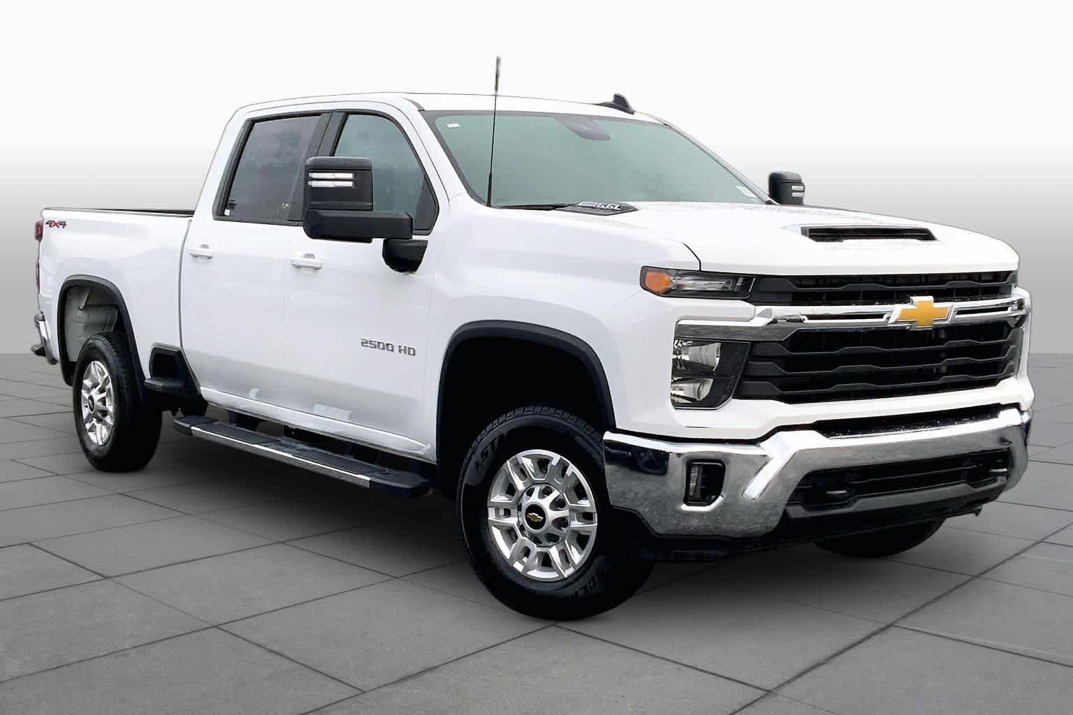 Used 2025 Chevrolet Silverado 2500 LT w/ Convenience Package AWD/4WD image 4