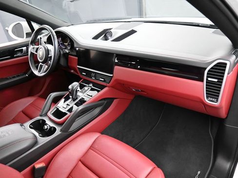 Certified 2022 Porsche Cayenne E-Hybrid Coupe image 33